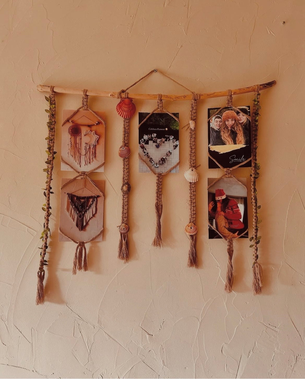 Porte photo en macramé et coquillages