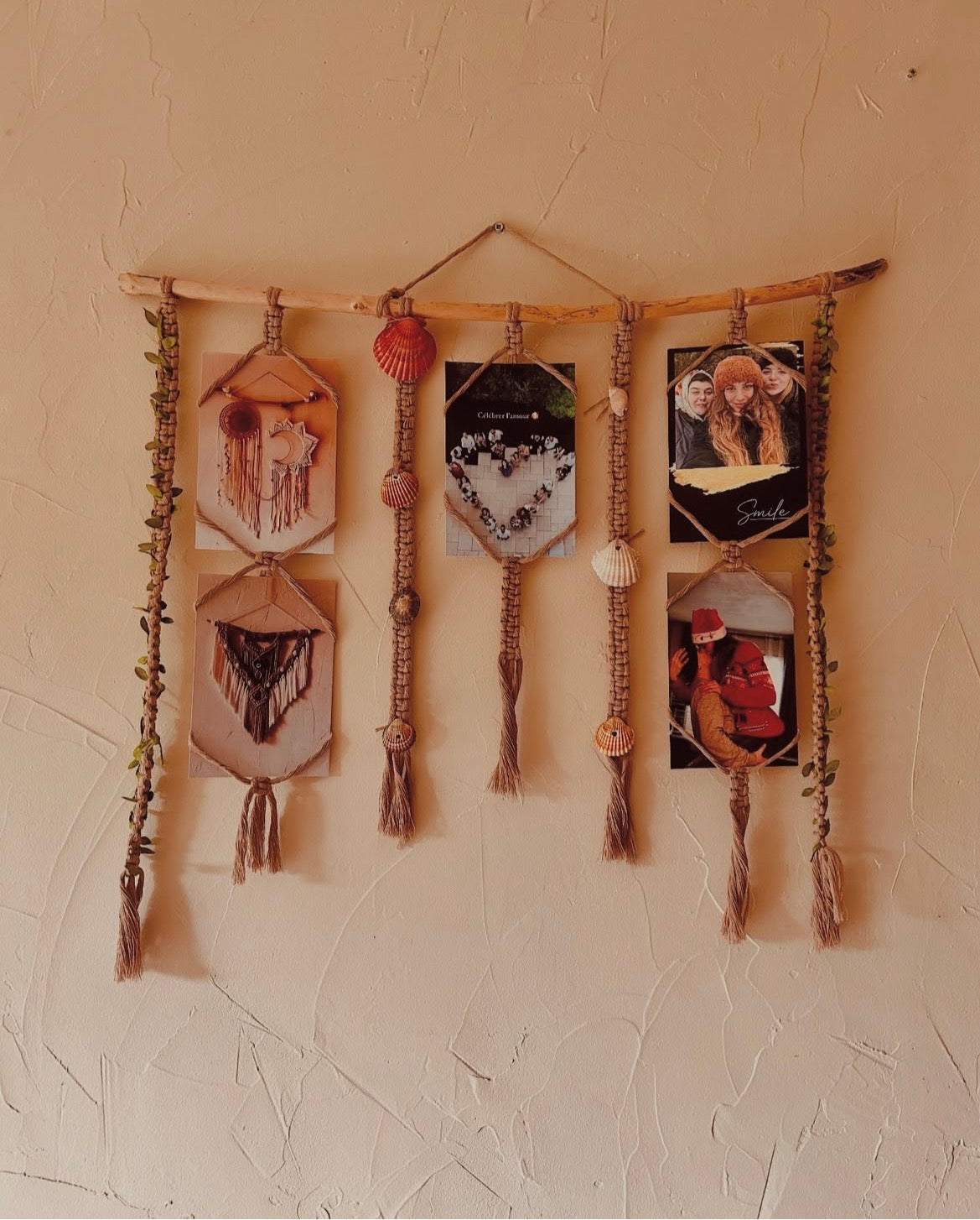 Porte photo en macramé et coquillages