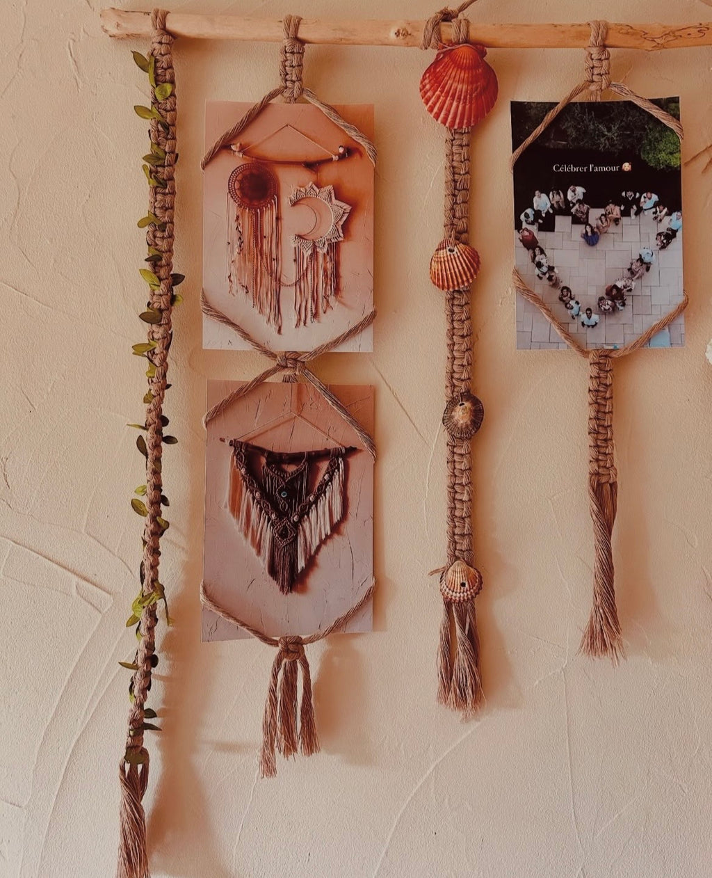 Porte photo en macramé et coquillages